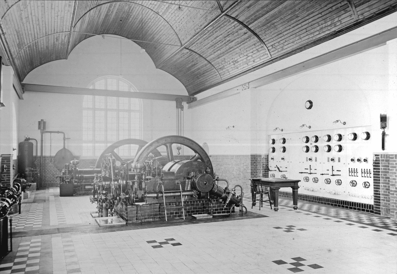 Turbien og kontrolpanel i salen anno 1914. Foto: Johannes Hansen.