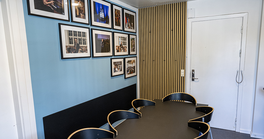 Bagscenerummet med udsmykning af billeder fra events i huset. Foto: Kenneth Jensen.